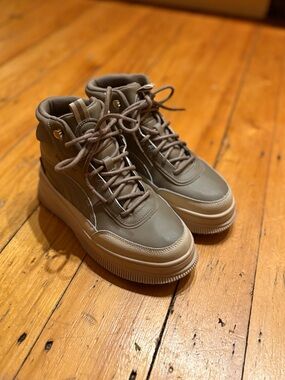 Women’s Puma are platform lace up boot size 6.5